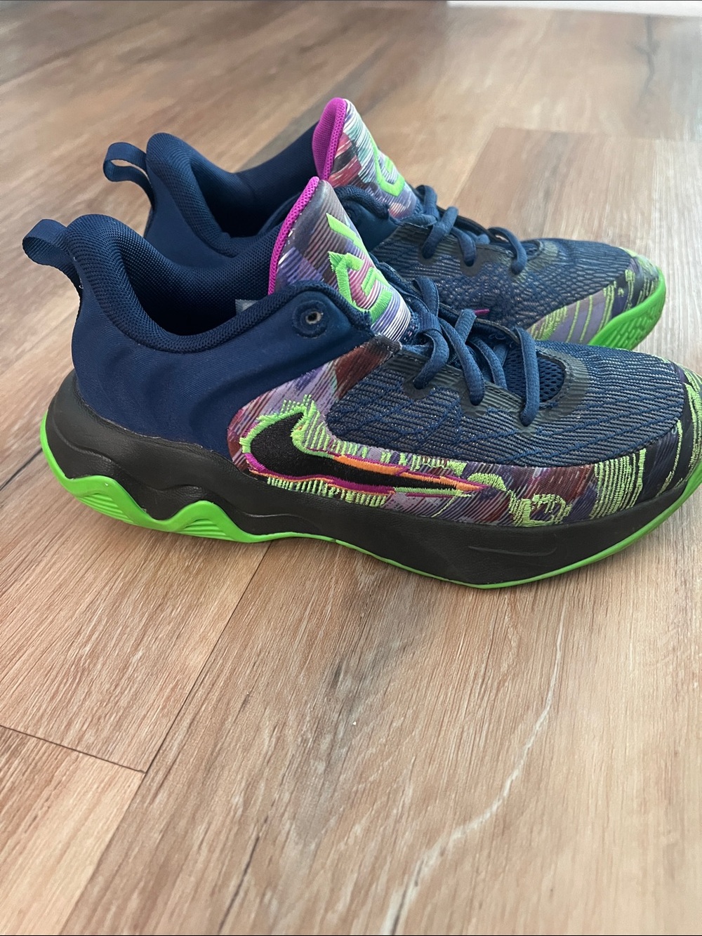 Nike Kids Navy Sneakers with Neon Green Soles and Multicolor Tongue